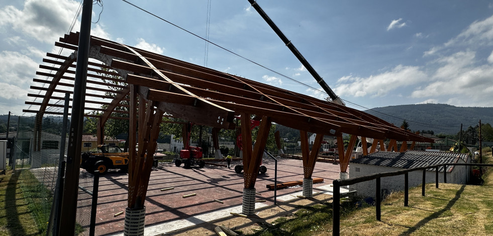 La instalación de la cubierta de la pista deportiva de Ledoño encara su fase final