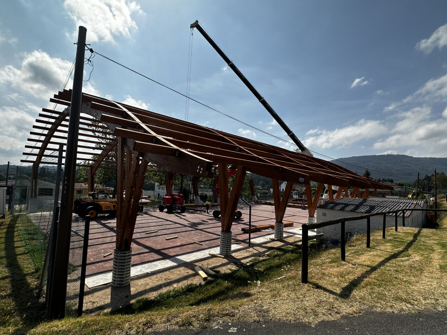 La instalación de la cubierta de la pista deportiva de Ledoño encara su fase final