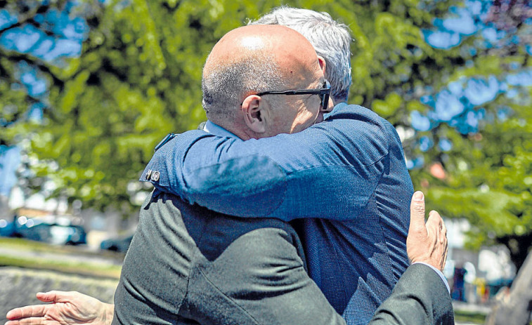 Rueda suma fotos con Baltar entre críticas del BNG y PSdeG por sus multas