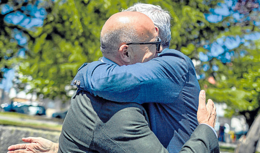 Rueda suma fotos con Baltar entre críticas del BNG y PSdeG por sus multas