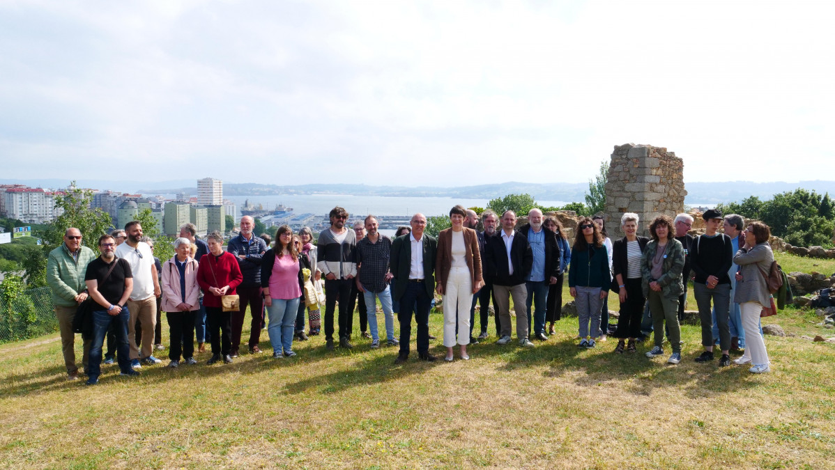 Francisco Jorquera del BNG celebró un acto en el que apoyó el área metropolitana en el parque de Eirís, con representantes de lo