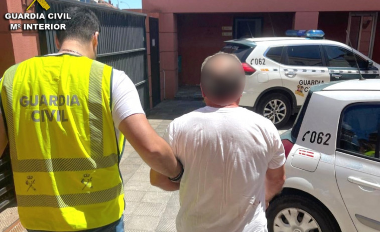 Detenido un vecino de Cangas de 68 años por pinchar las ruedas de coches de alta gama en la zona del puerto deportivo