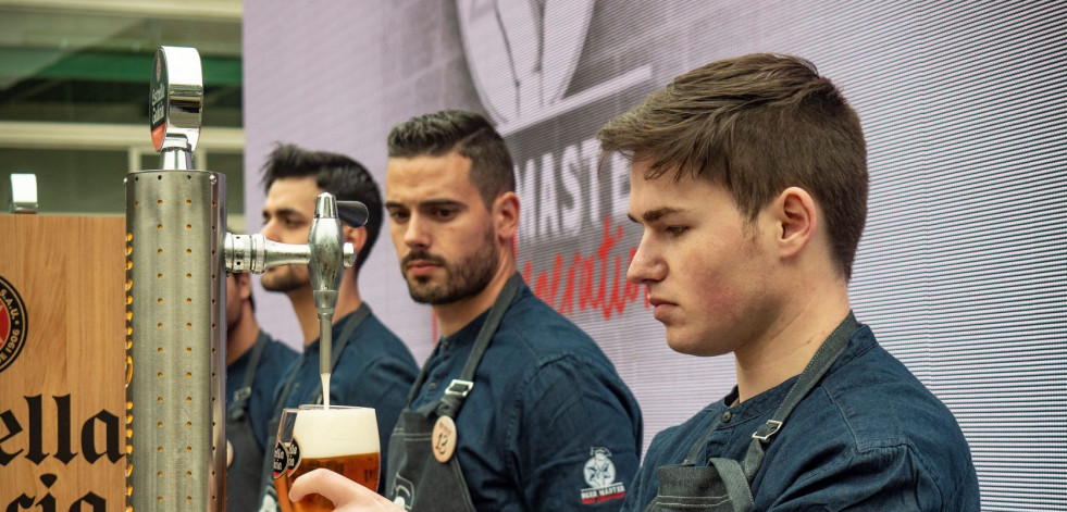 Los hosteleros gallegos del futuro ponen a prueba su destreza en el servicio de cerveza