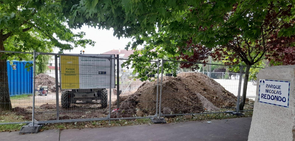 Oleiros inicia la obra de mejora y ampliación del área infantil de la urbanización Rialta