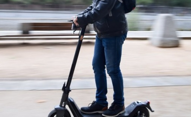 Inconsciente tras ser atropellado cuando circulaba en patinete por A Coruña