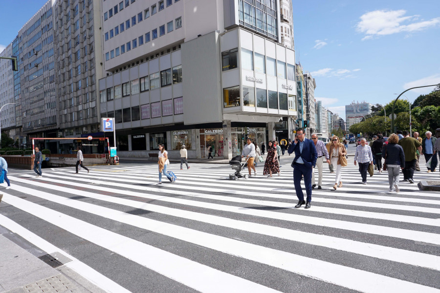 El paso de cebra más transitado de A Coruña es ahora el segundo más grande