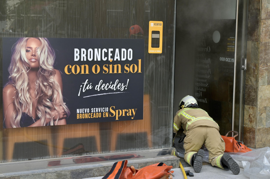 Estalla una cabina de bronceado en la avenida de Fernández Latorre