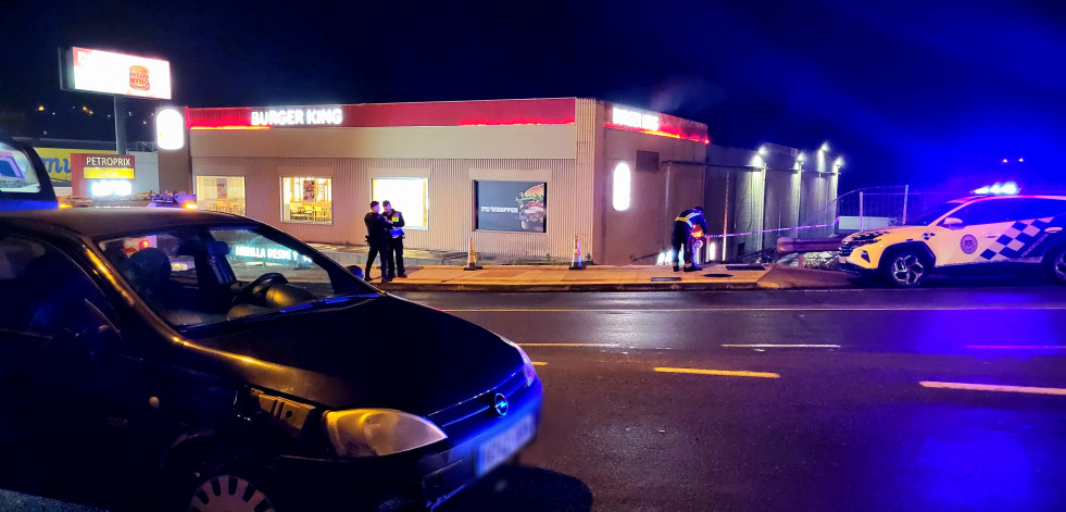 La lluvia provoca un accidente a la altura del Burger King, en Arteixo