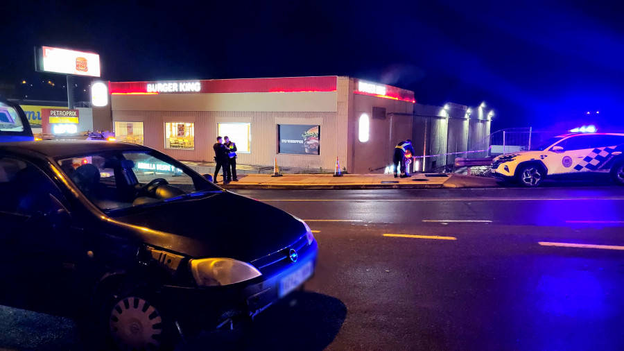 La lluvia provoca un accidente a la altura del Burger King, en Arteixo