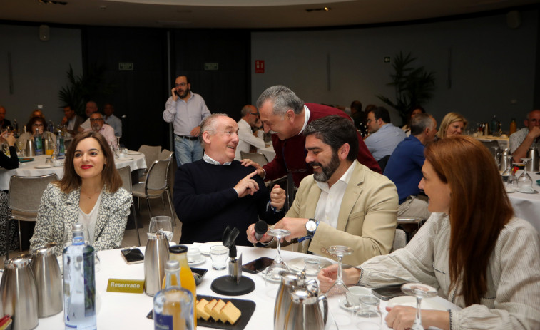 Miguel Lorenzo desayuna con interventores y apoderados del PP de A Coruña