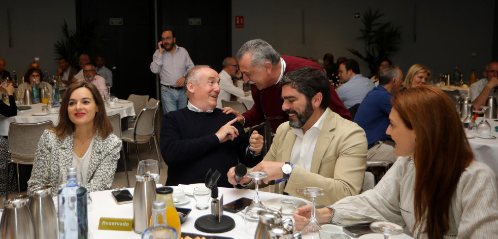 Miguel Lorenzo desayuna con interventores y apoderados del PP de A Coruña