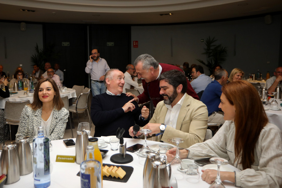 Miguel Lorenzo desayuna con interventores y apoderados del PP de A Coruña