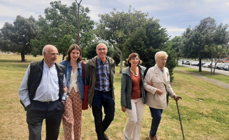 Jorquera pasea con su familia por el parque de Eirís