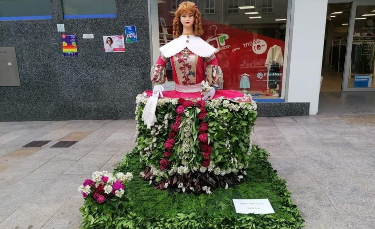 La Festa das Flores de Arteixo,  entre el credo, la música y ‘Os Maios’