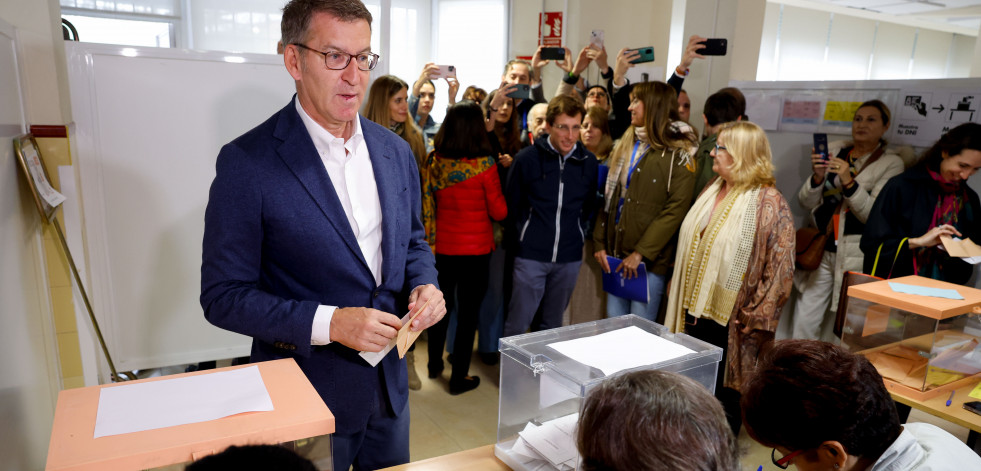 Feijóo vota confiado en la 
