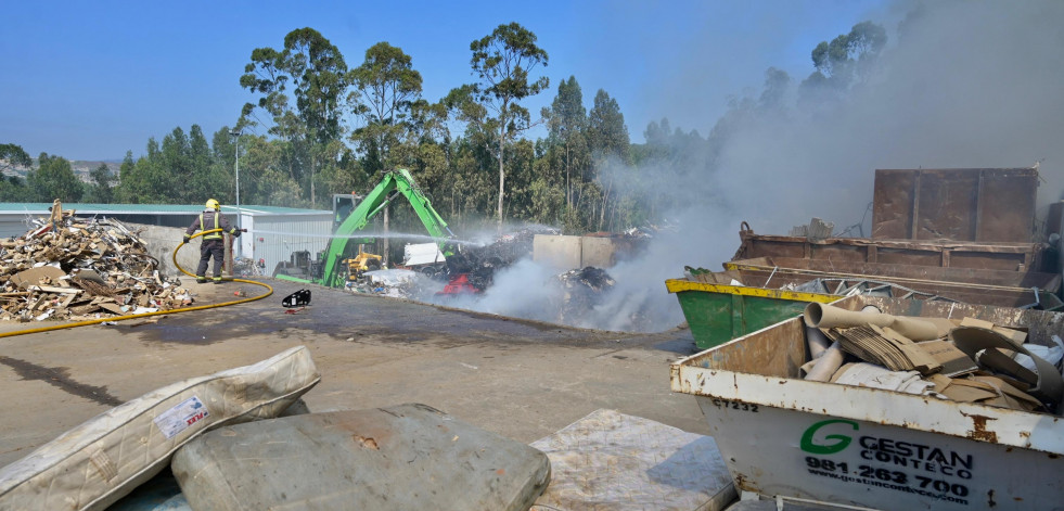 Extinguido el incendio en la planta de tratamiento de Gestán en Arteixo