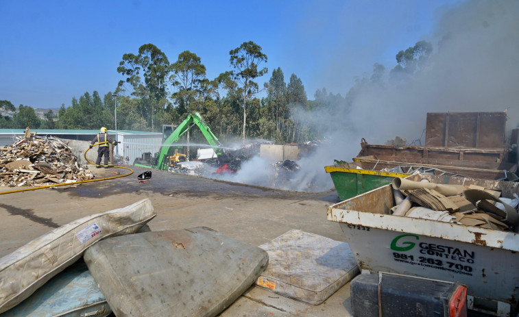 Extinguido el incendio en la planta de tratamiento de Gestán en Arteixo