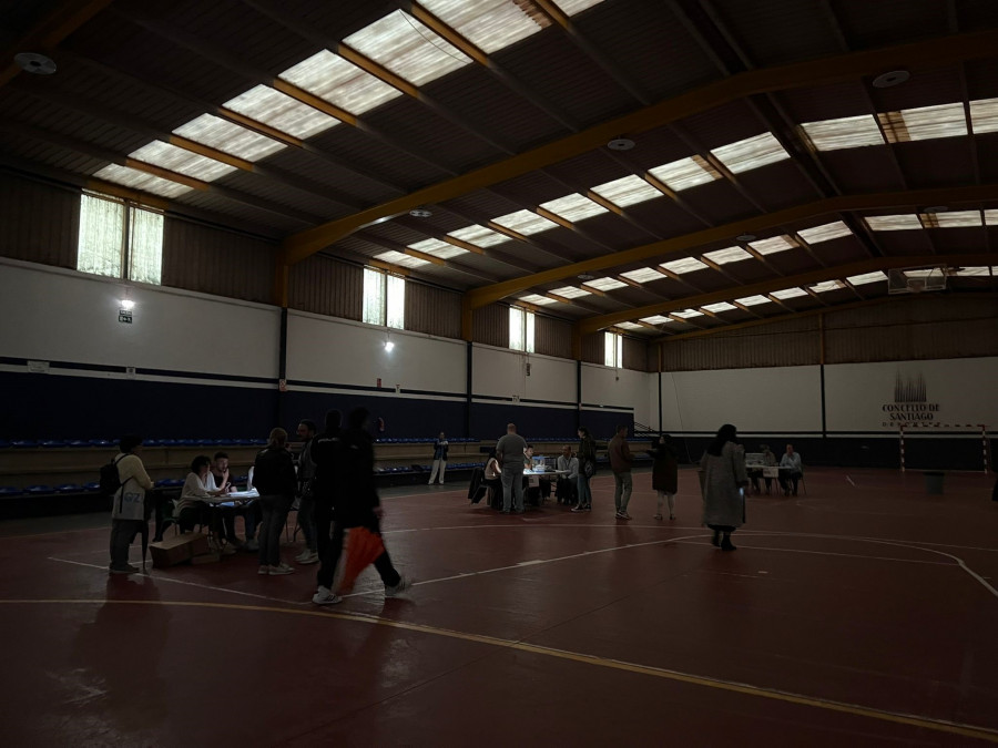 La tormenta deja a oscuras un colegio electoral en Santiago e incidencias de inundaciones