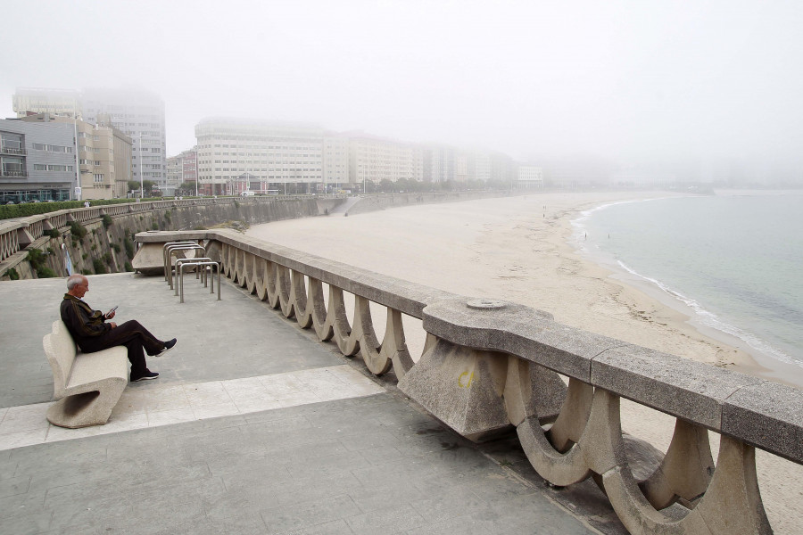 La espesa niebla toma las playas de A Coruña