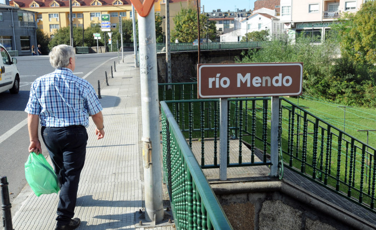 Betanzos insta a Augas de Galicia a inspeccionar el río “palmo a palmo” y aclarar qué ocurre en el Mendo