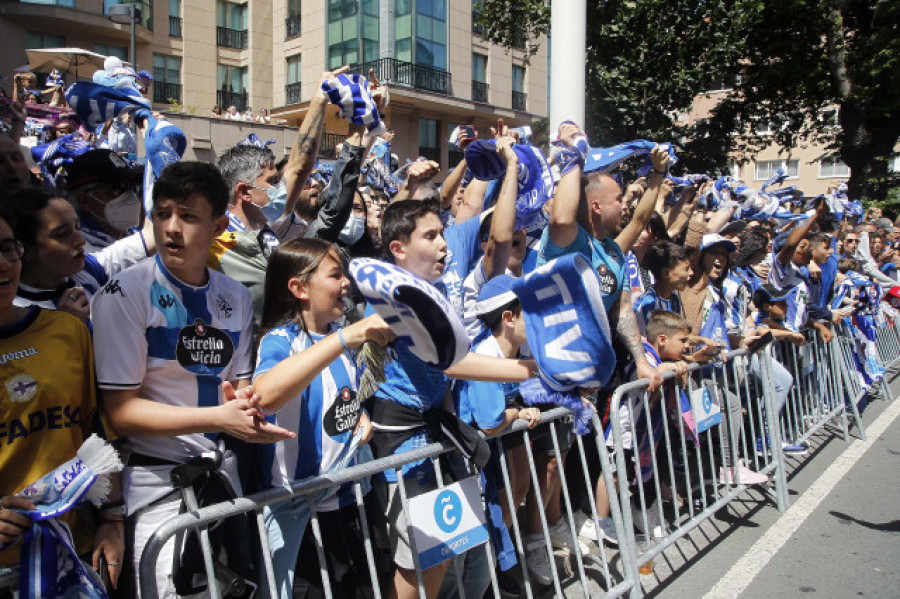 El colectivo ‘Riazor Blues’ insta a teñir A Coruña de azul