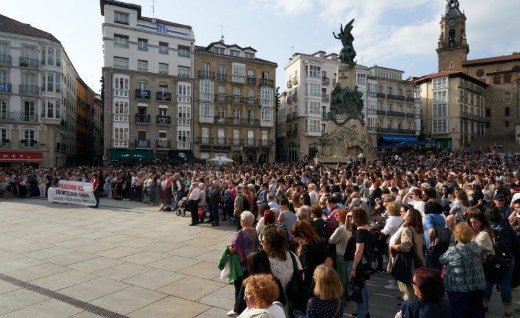 Vitoria muestra mediante una concentración su repulsa por el asesinato machista de Maialen