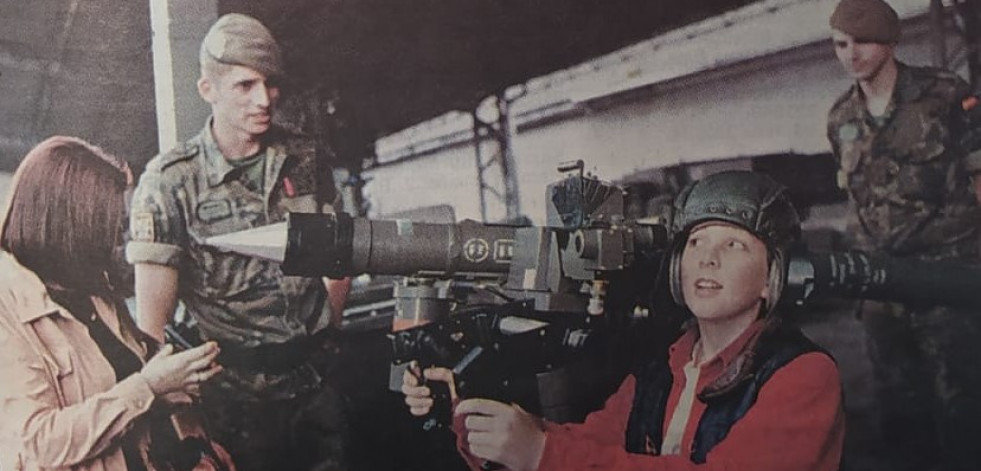 Hace 25 años: Los niños coruñeses se convierten en soldados por unas horas y muchos accidentes por una tormenta