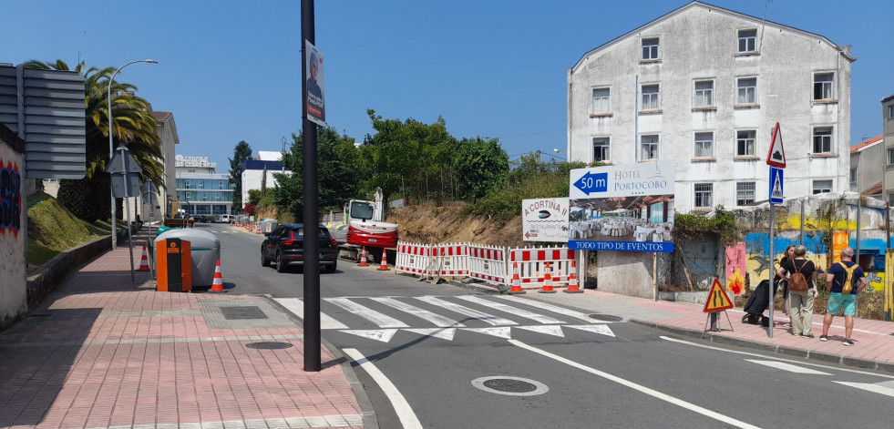 Las obras de reforma del centro del casco urbano de Santa Cruz obligan a reducir las zonas de aparcamiento
