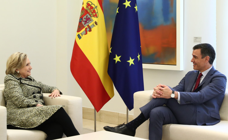 Pedro Sánchez recibe a Hillary Clinton en la Moncloa