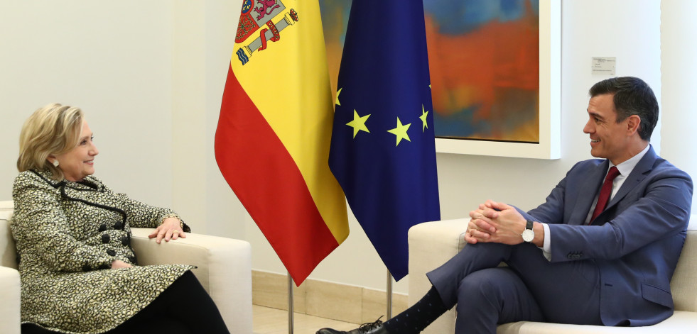 Pedro Sánchez recibe a Hillary Clinton en la Moncloa