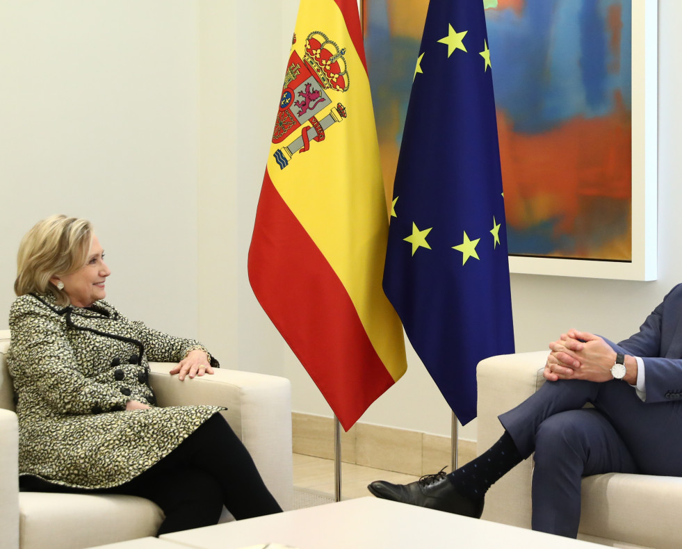 El presidente Pedro Sánchez se reúne con la ex secretaria de Estado estadounidense, Hillary Clinton