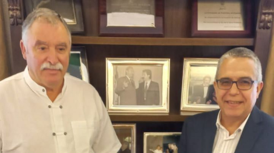 El alcalde de Oleiros y el embajador de Cuba tratan el envío de material gallego a la isla