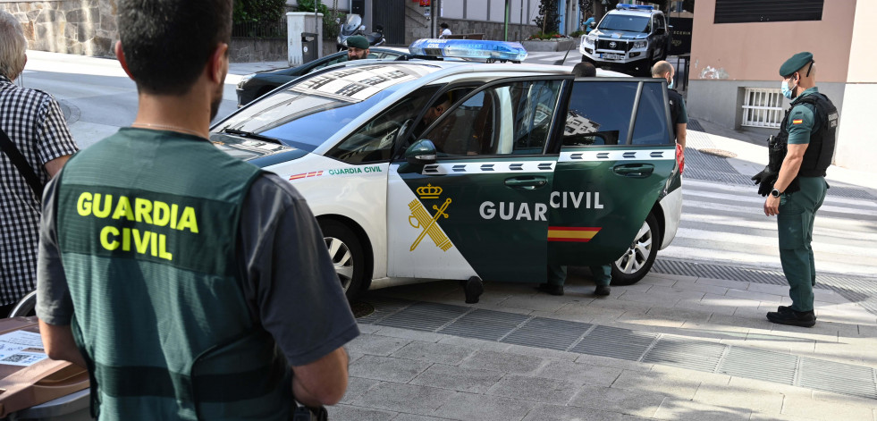 La Guardia Civil registra en O Castrillón el piso del detenido por un tiroteo en Ordes
