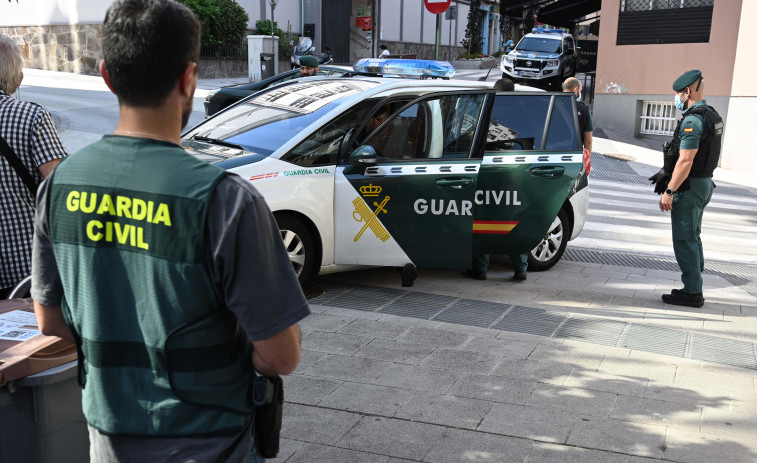 La Guardia Civil registra en O Castrillón el piso del detenido por un tiroteo en Ordes