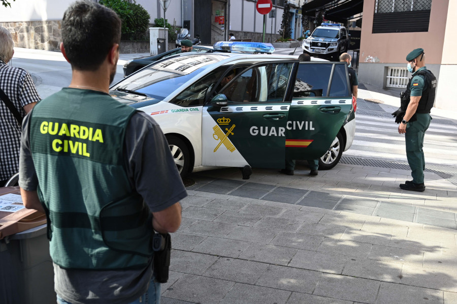 La Guardia Civil registra en O Castrillón el piso del detenido por un tiroteo en Ordes