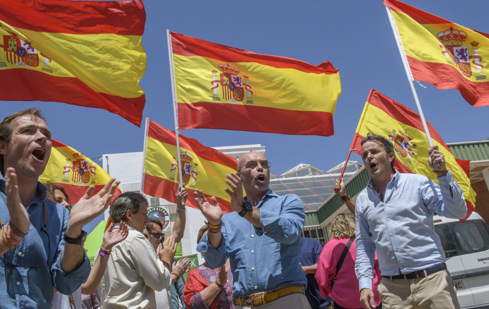 El PP pide a Vox que “no interrumpa” el cambio en las comunidades