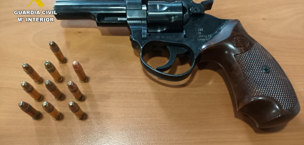 Detenido tras esconder un revólver en el bolso de su mujer en una discusión en Oleiros