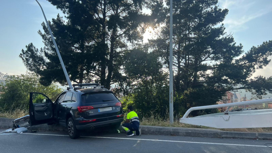 Sale ileso tras estrellarse contra una farola en A Coruña