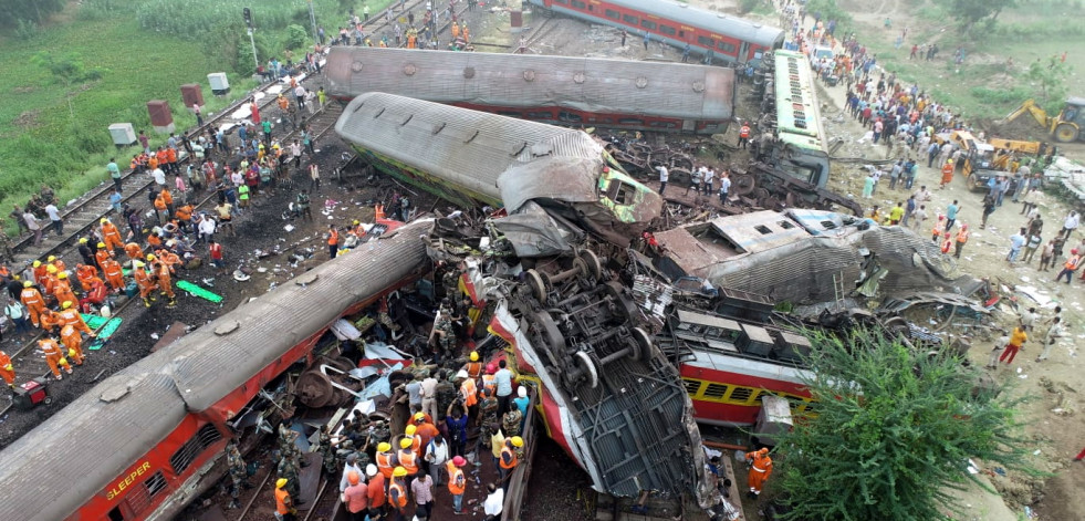 Se eleva a 288 el número de muertos en el peor accidente de tren del siglo XXI en la India