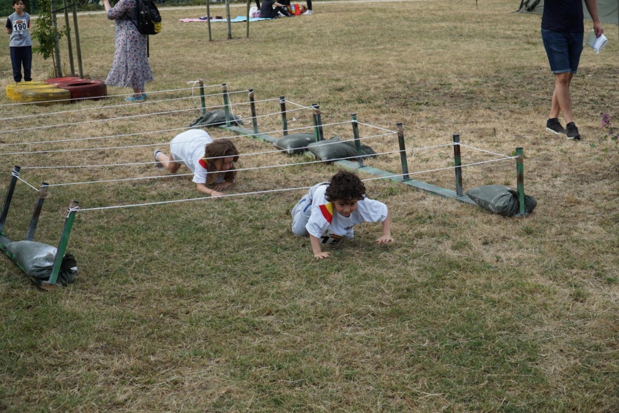 Más de cien niños participan en la carrera de orientación del parque de Bens