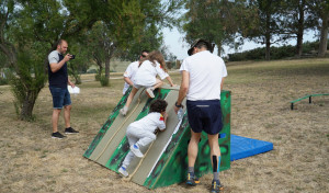 Carrera infantil de orientación en el parque de Bens
