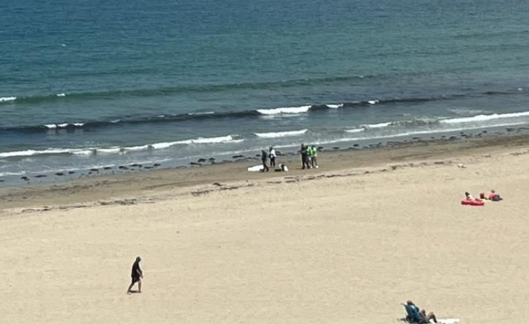 Unos surfistas rescatan el cuerpo sin vida de un hombre que apareció flotando en una playa de Oleiros