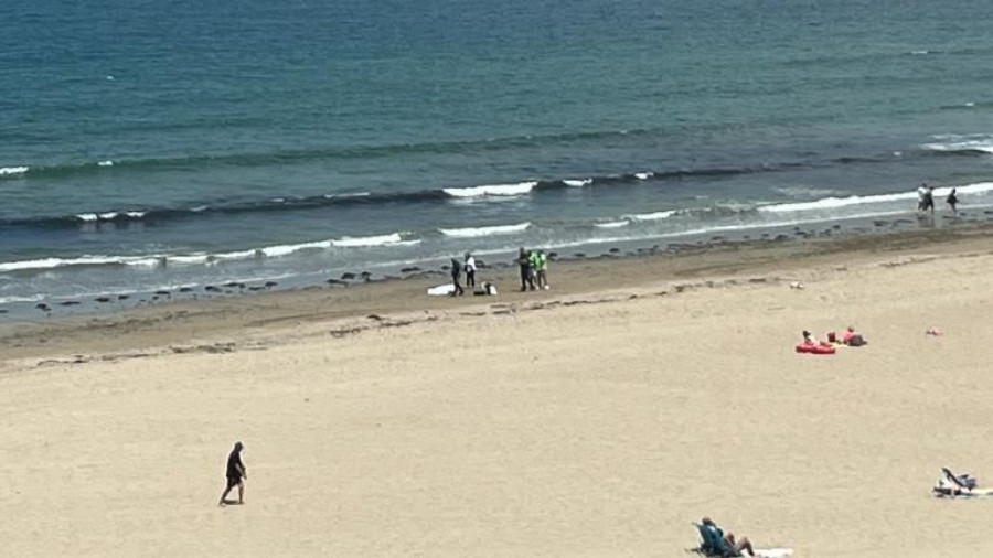 Unos surfistas rescatan el cuerpo sin vida de un hombre que apareció flotando en una playa de Oleiros