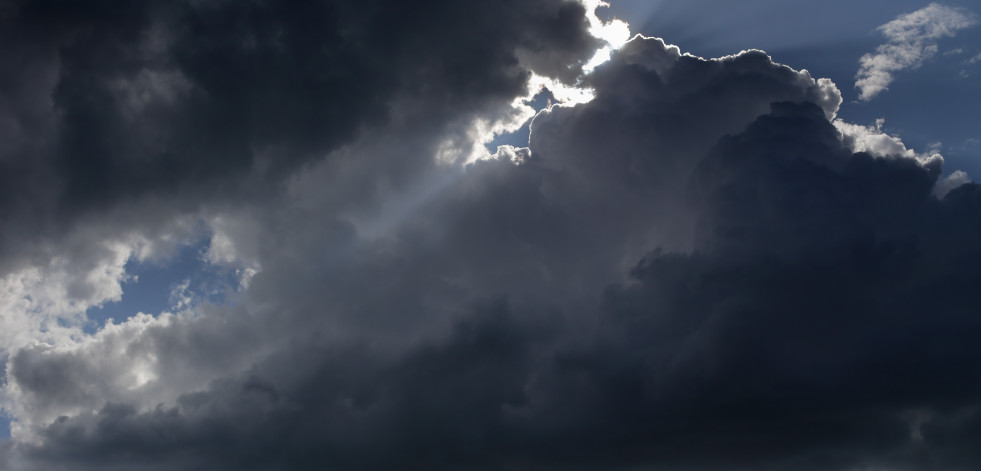 Intervalos nubosos y chubascos tormentosos localmente fuertes este domingo en Galicia
