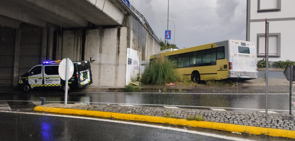 Herido el conductor de un autobús urbano en Santiago al chocar contra un puente de la AP-9