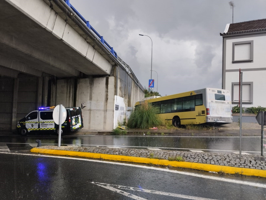 Herido el conductor de un autobús urbano en Santiago al chocar contra un puente de la AP-9