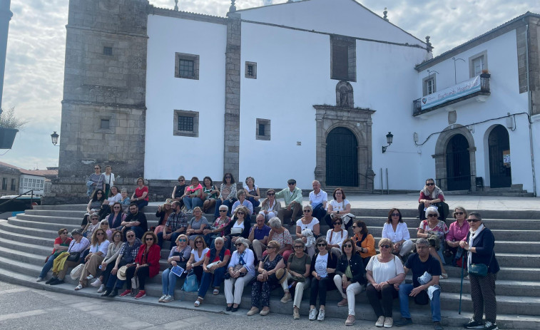 Los clubes de lectura de Culleredo recorren los escenarios de “Virtudes (e misterios)” en Betanzos