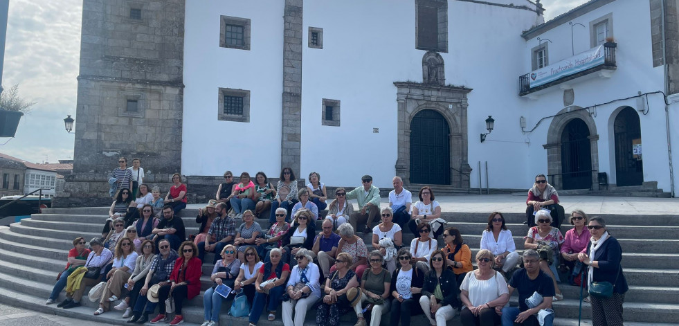 Los clubes de lectura de Culleredo recorren los escenarios de “Virtudes (e misterios)” en Betanzos