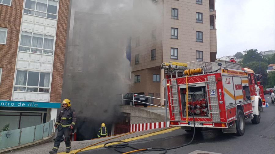 Un incendio obliga a evacuar a los vecinos de un edificio de Culleredo