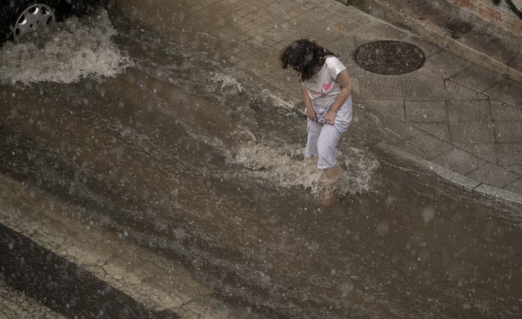 Trece comunidades siguen en alerta por lluvias y tormentas, con Galicia y Baleares en naranja